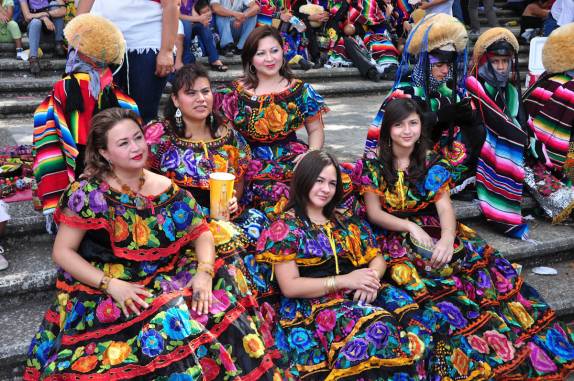 Muitas cores nas fantasias durante festa em Chiapa del Corso, no sul do México